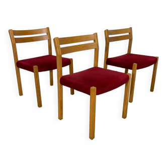 Set of 3 Moller 401 chairs oak red fabric Denmark 1970s