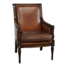 Ce joli fauteuil classique en cuir de mouton avec sculpture en bois et bonne patine est proposé.