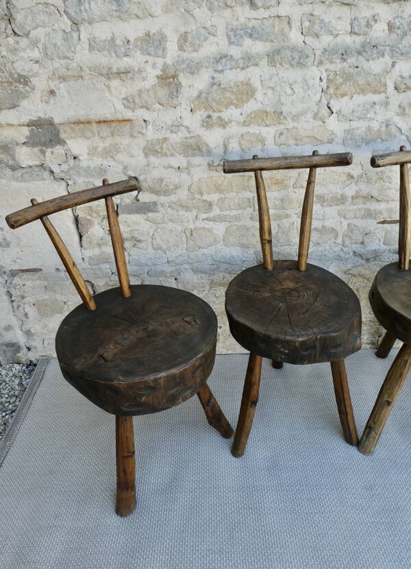 Suite de 4 chaises tripodes, assises tronc, bois massif