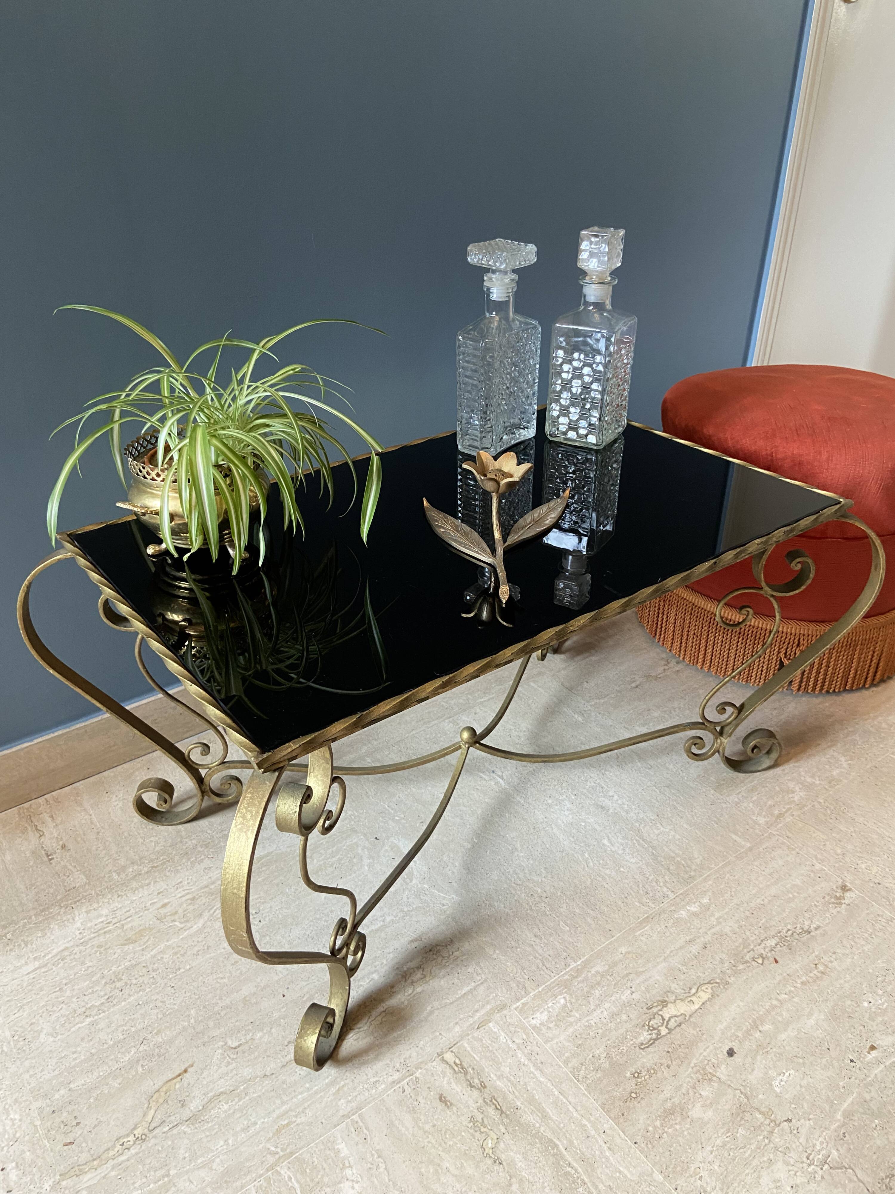 Table basse en métal doré et verre noir 1960