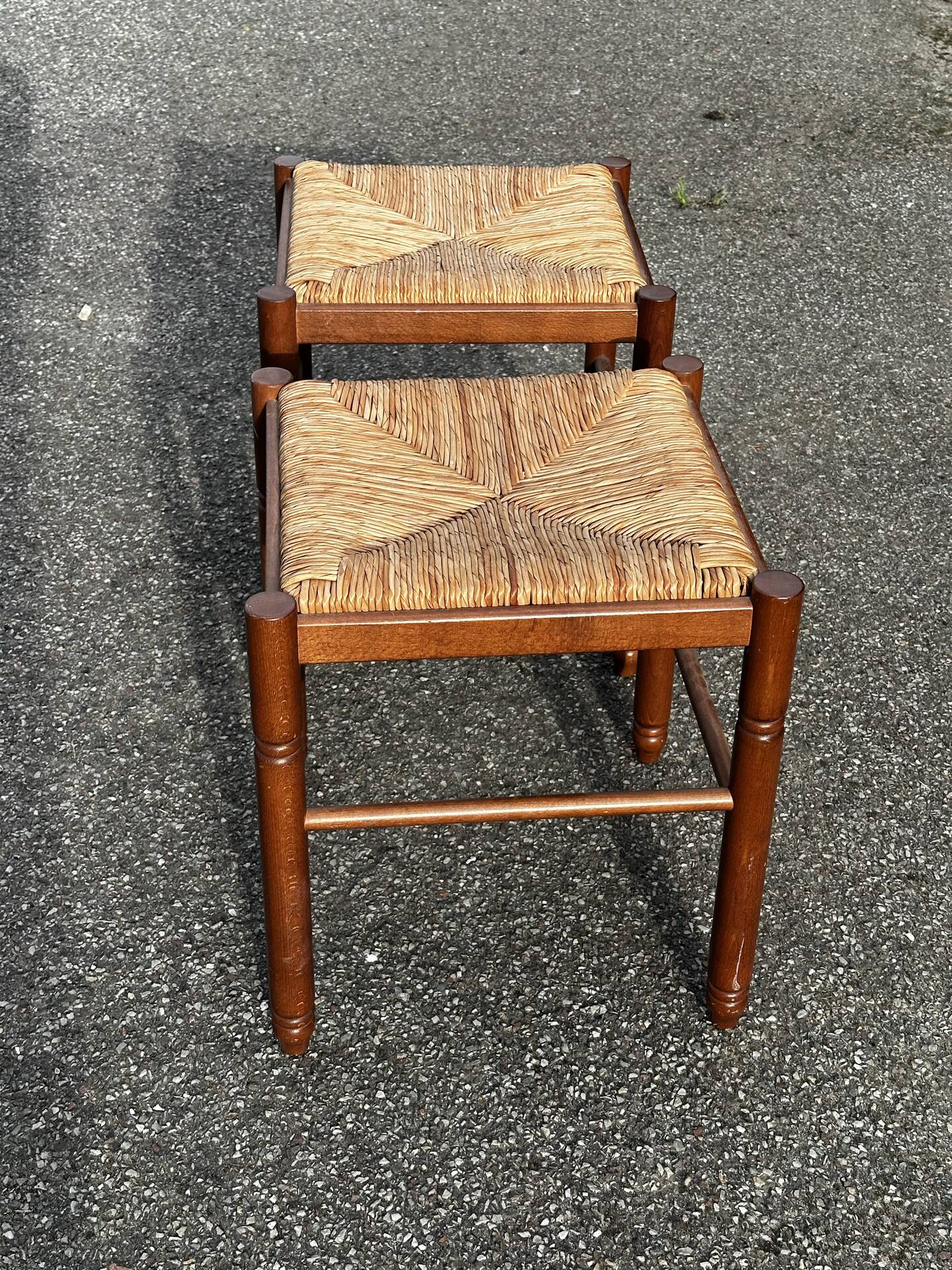 Paire de tabourets années 50 en bois et assise paillée