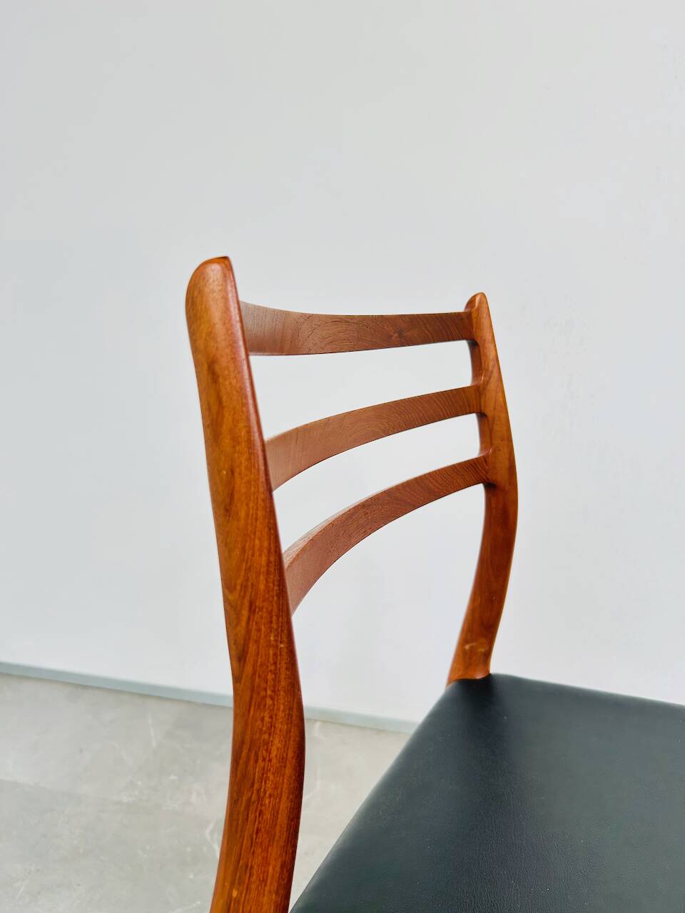 Ensemble de 4 chaises modèle 78 en teck et cuir par Niels O. Møller