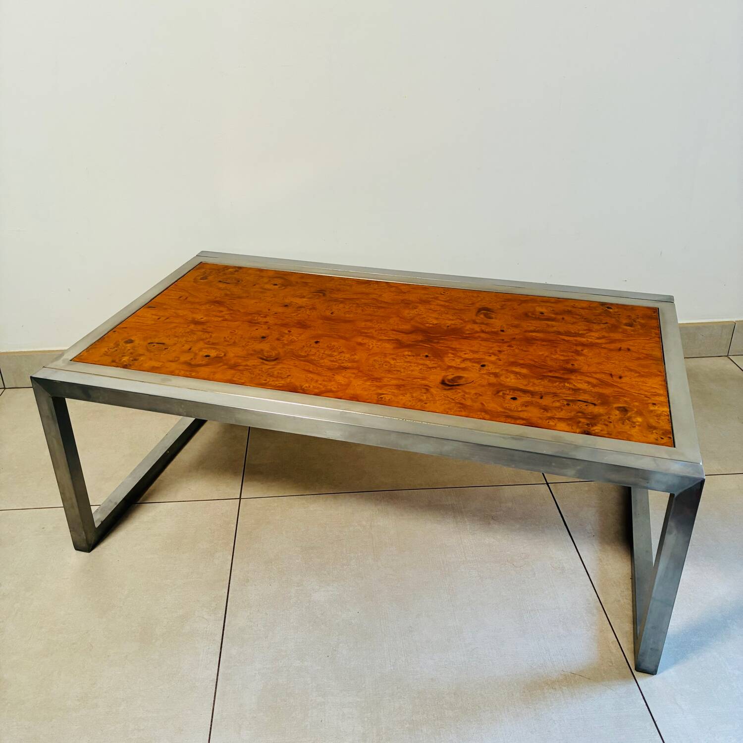 Vintage coffee table in elm burl and stainless steel base – Design 1970