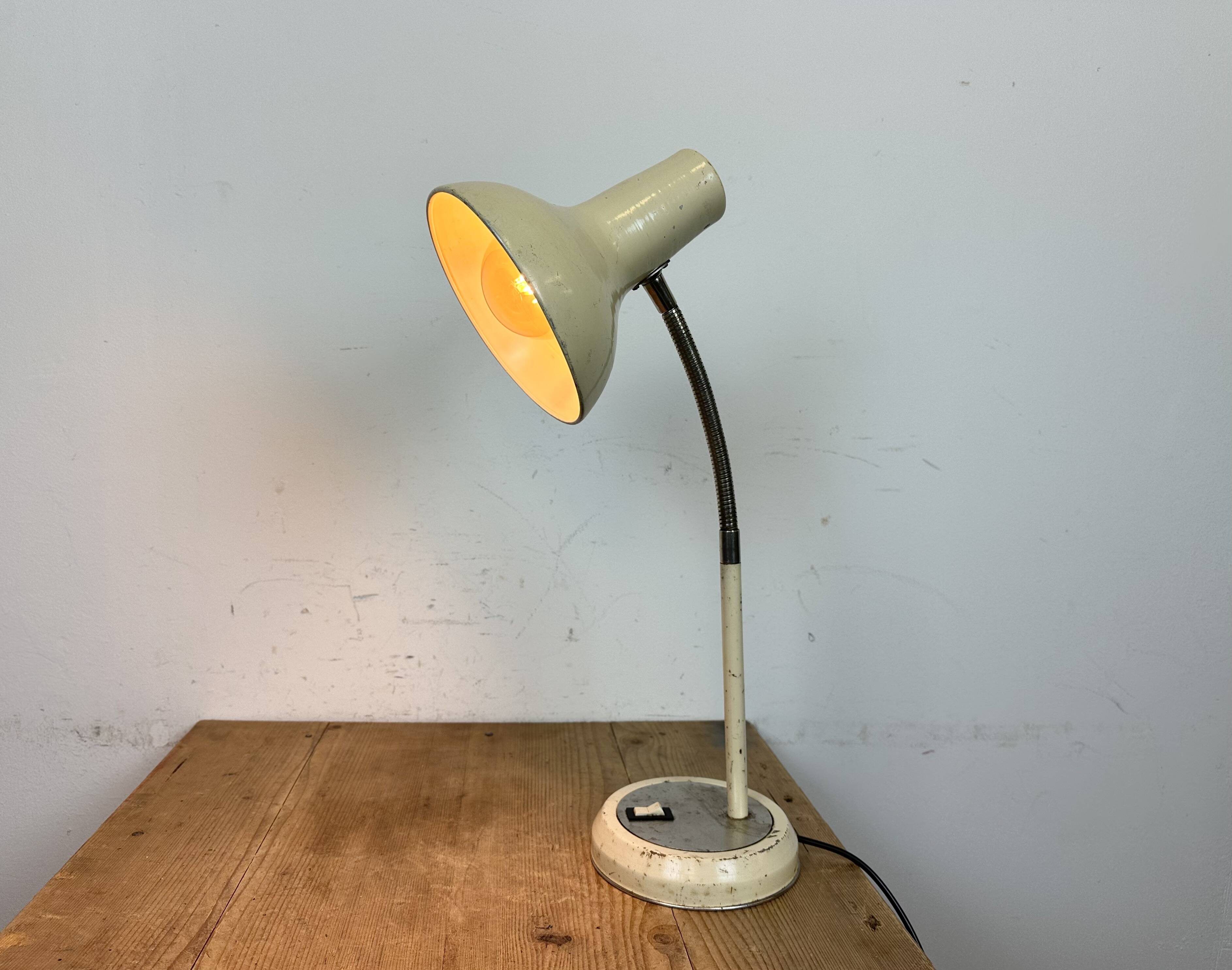 Lampe de table industrielle beige à col de cygne, 1960s