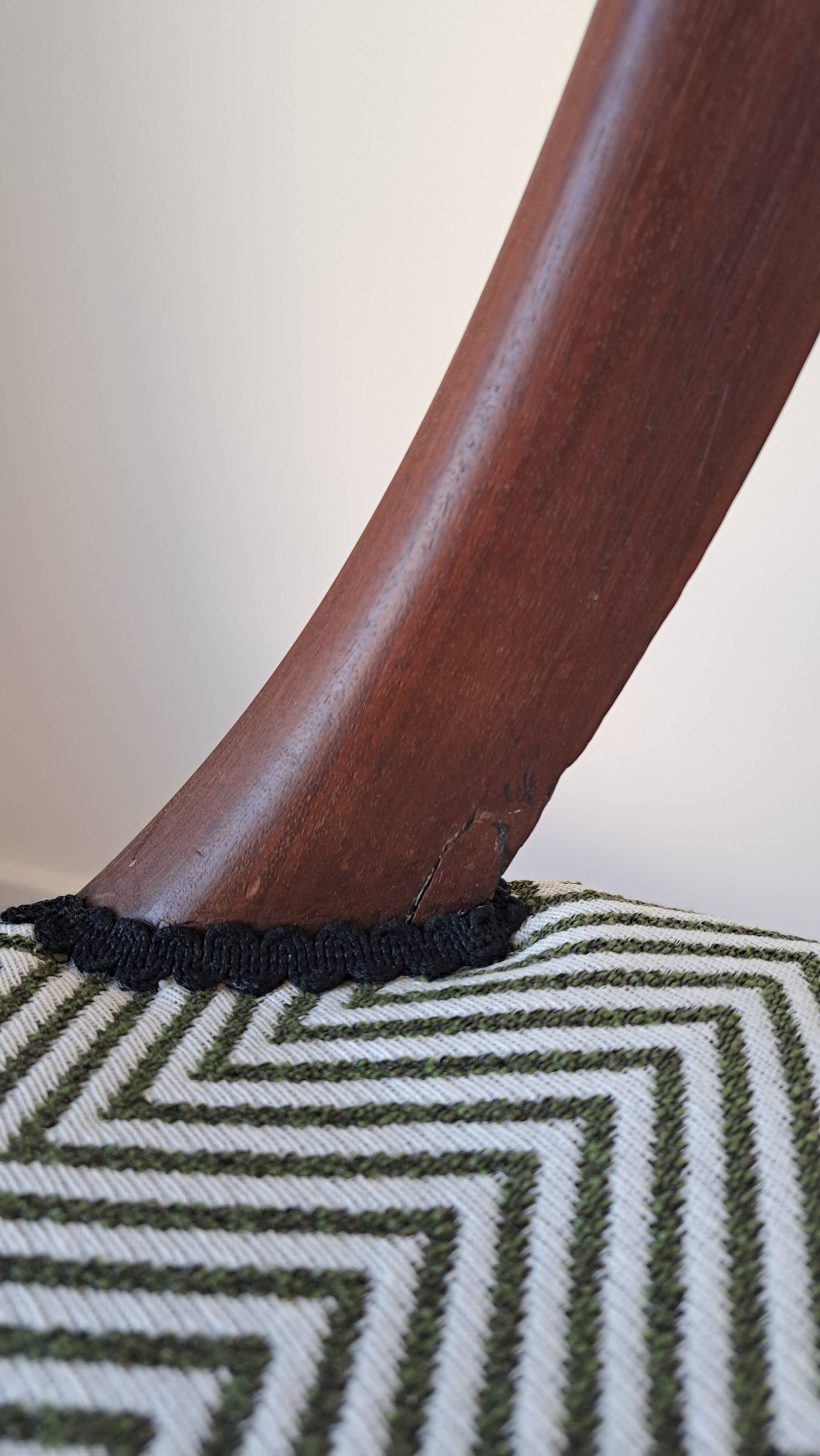 Pair of mahogany gondola chairs – Empire style – 20th century, restored