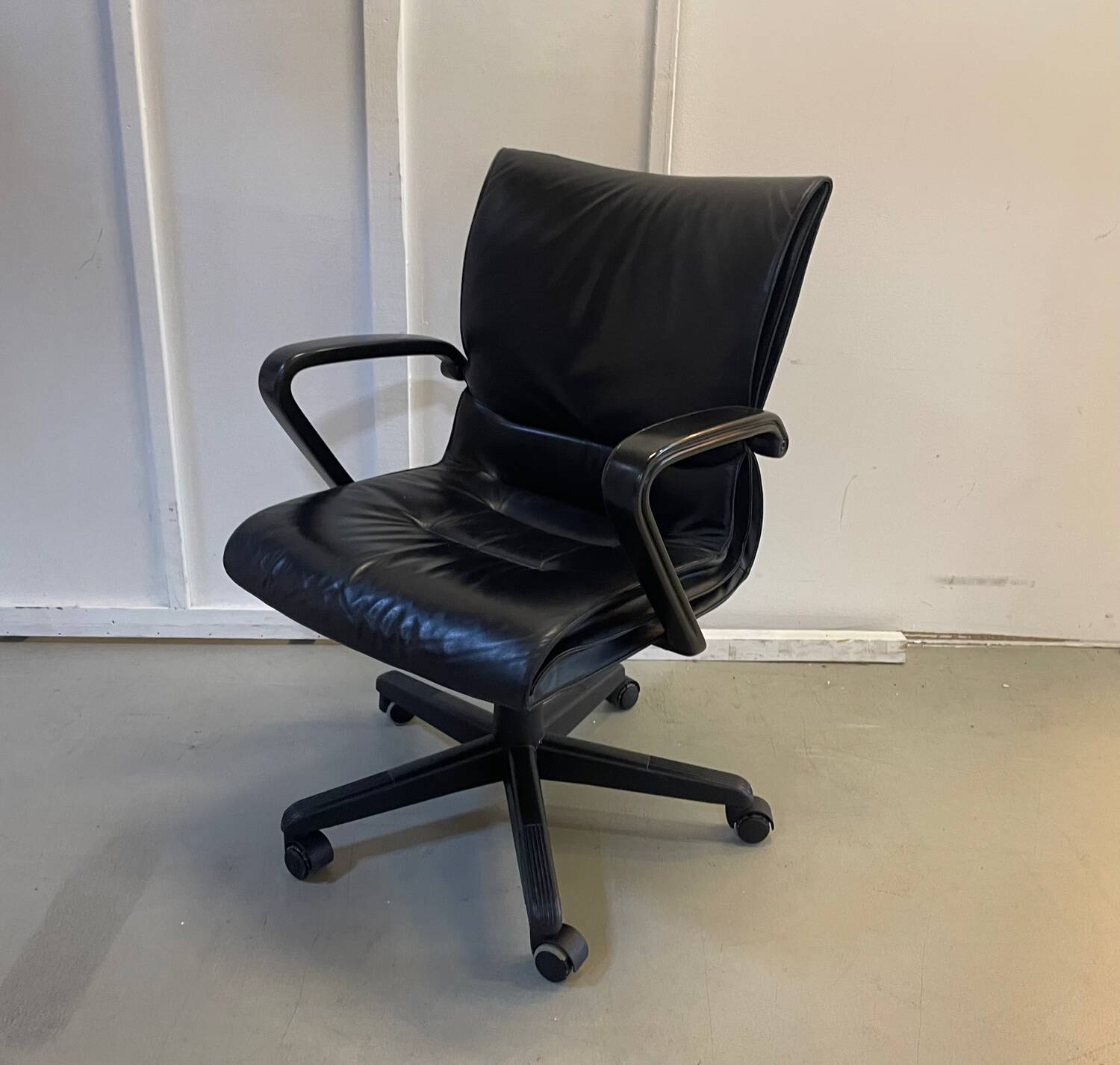 Black leather office chair Model "Qualis" by Emilio Ambasz for Tecno, 1991