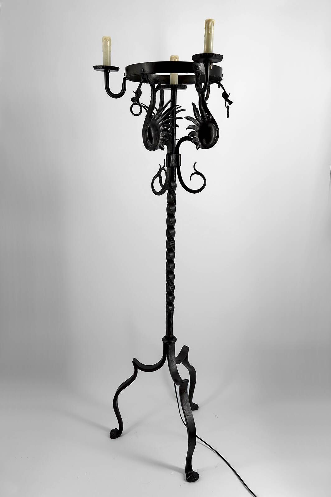Important lampadaire en fer forgé à décor de dragons, Italie, vers 1900