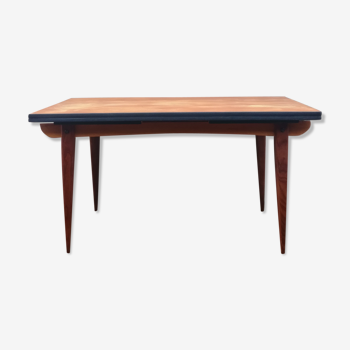 Table scandinave