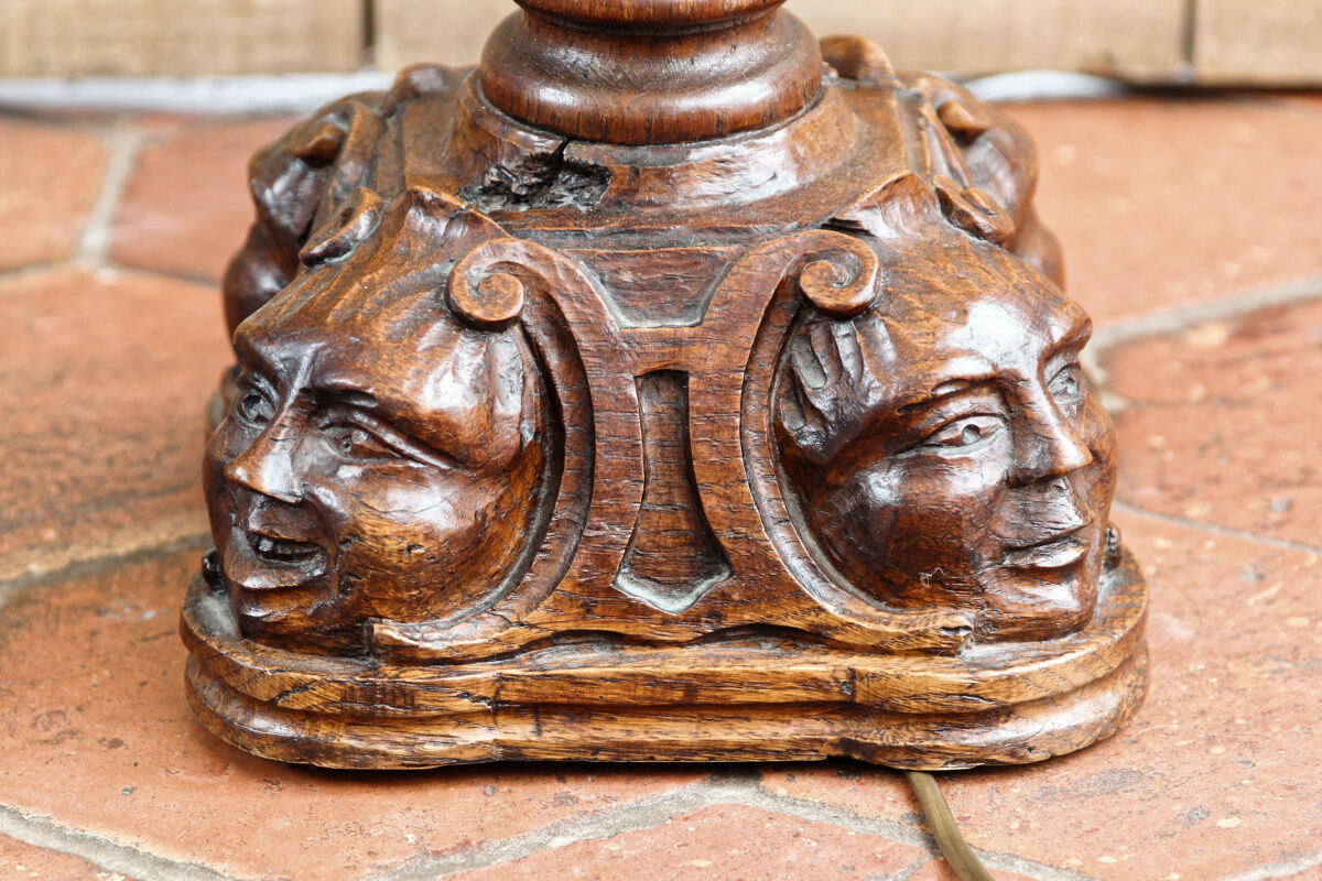 Twisted foot lamp carved in oak