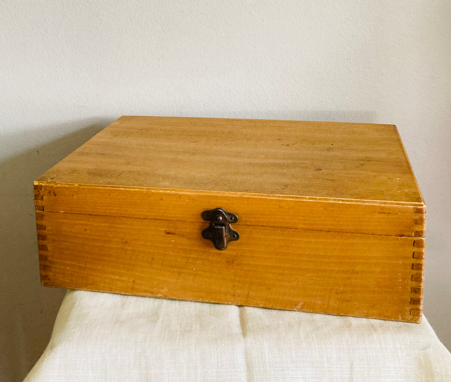 Box with compartments from the 19th century, dovetail mountings, clasp present
