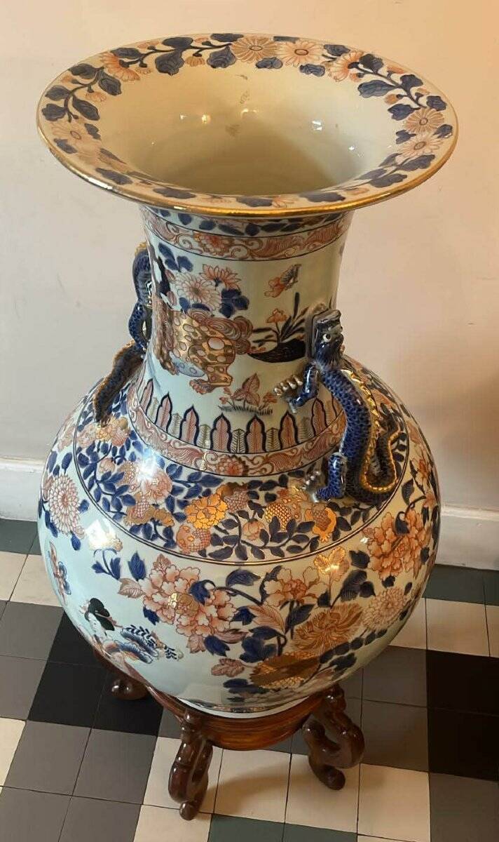 Asia 20th century: very important Imari vase in porcelain, height 118 cm.