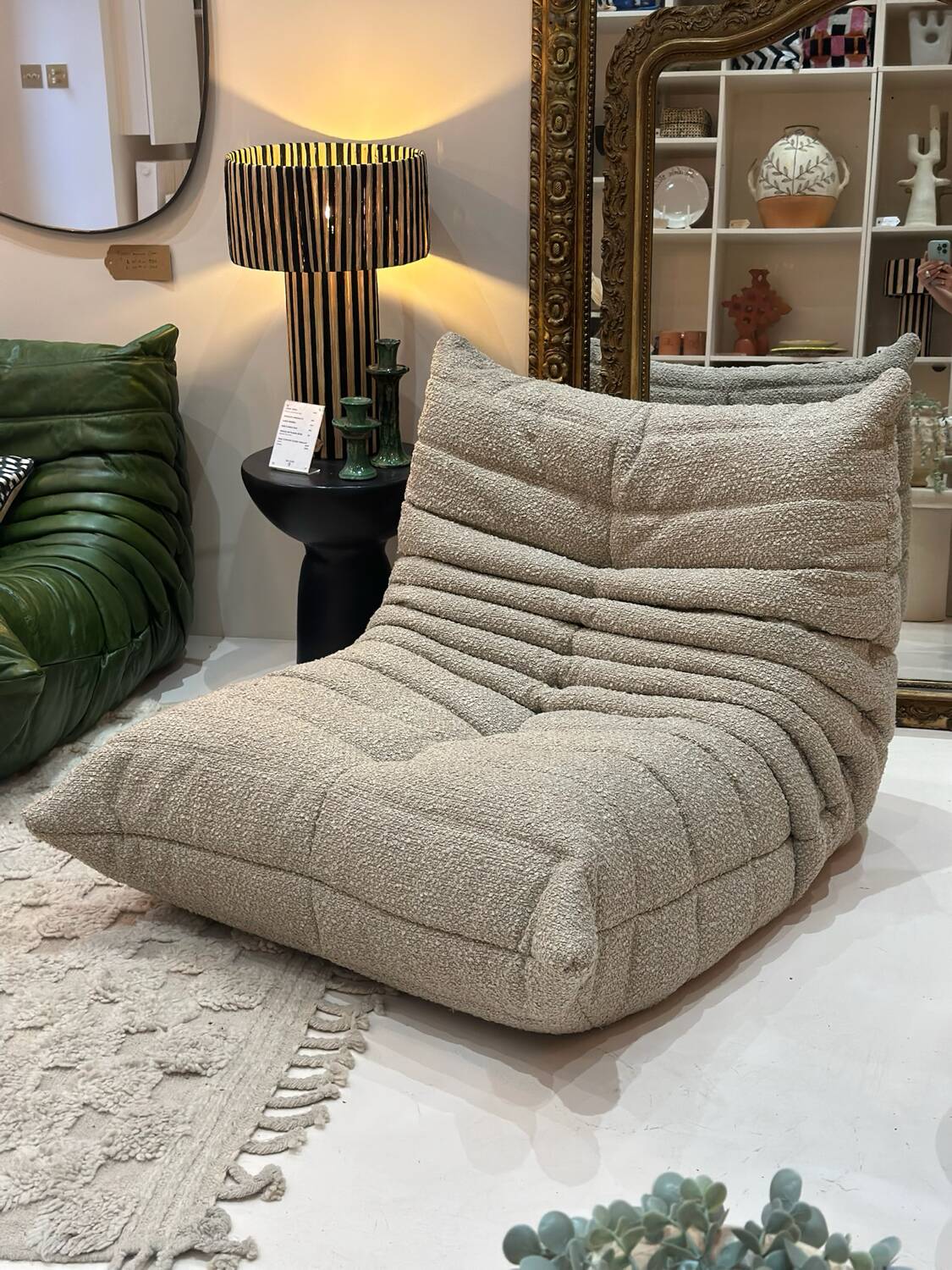 Chauffeuse Togo Ligne Roset par Michel Ducaroy bouclette moka taupe beige