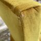 Fauteuil crapaud velours jaune moutarde à franges