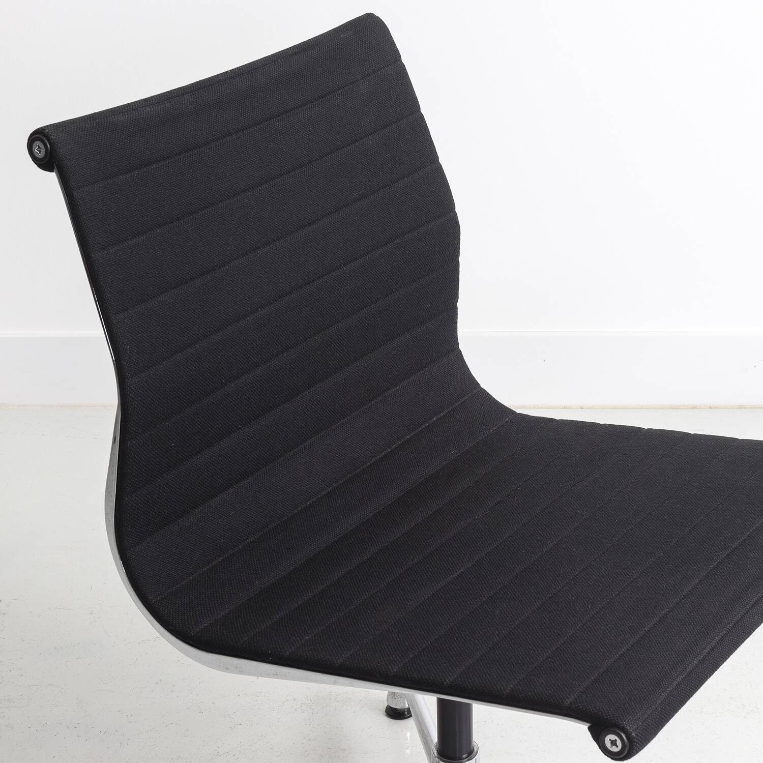 Set of 6 Eames Aluminium Group Vitra chairs model EA 104/105/108