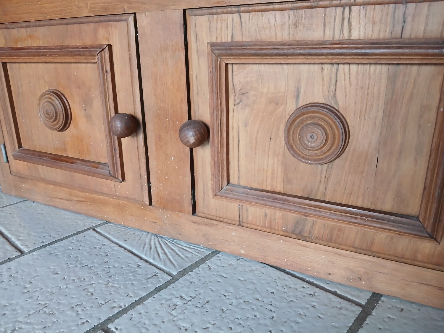 Low oak furniture in the Dudouyt style, with a sculpted front.