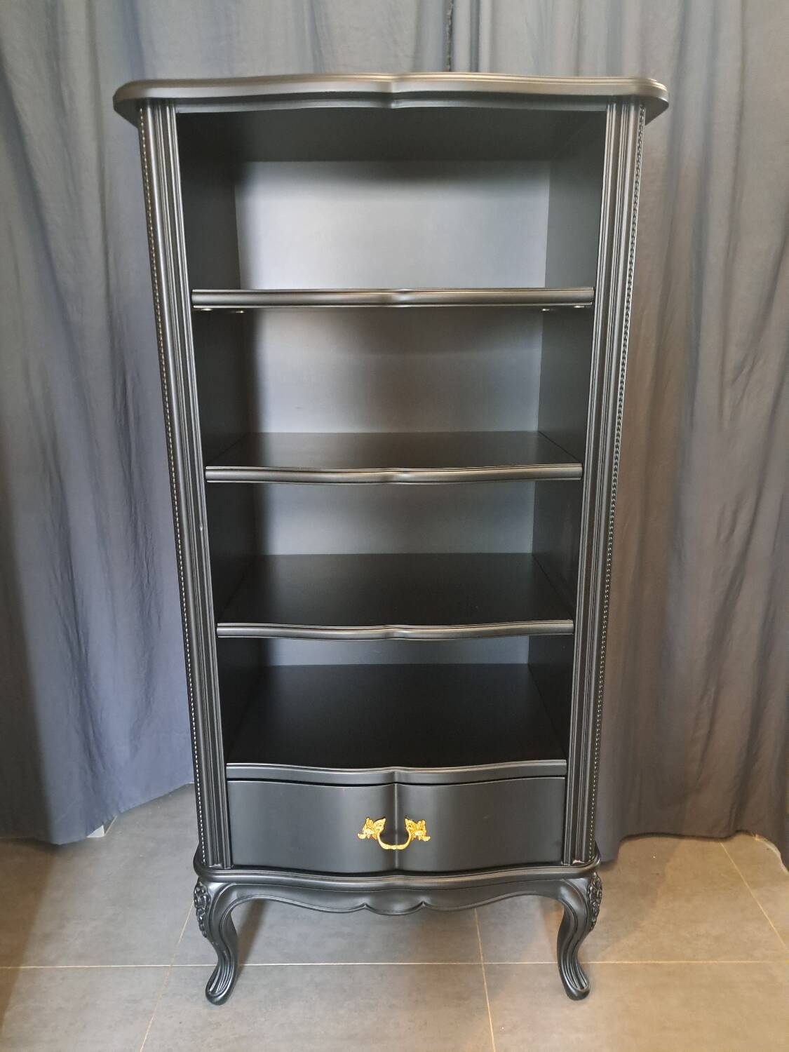 Tosconova black lacquered bookcase