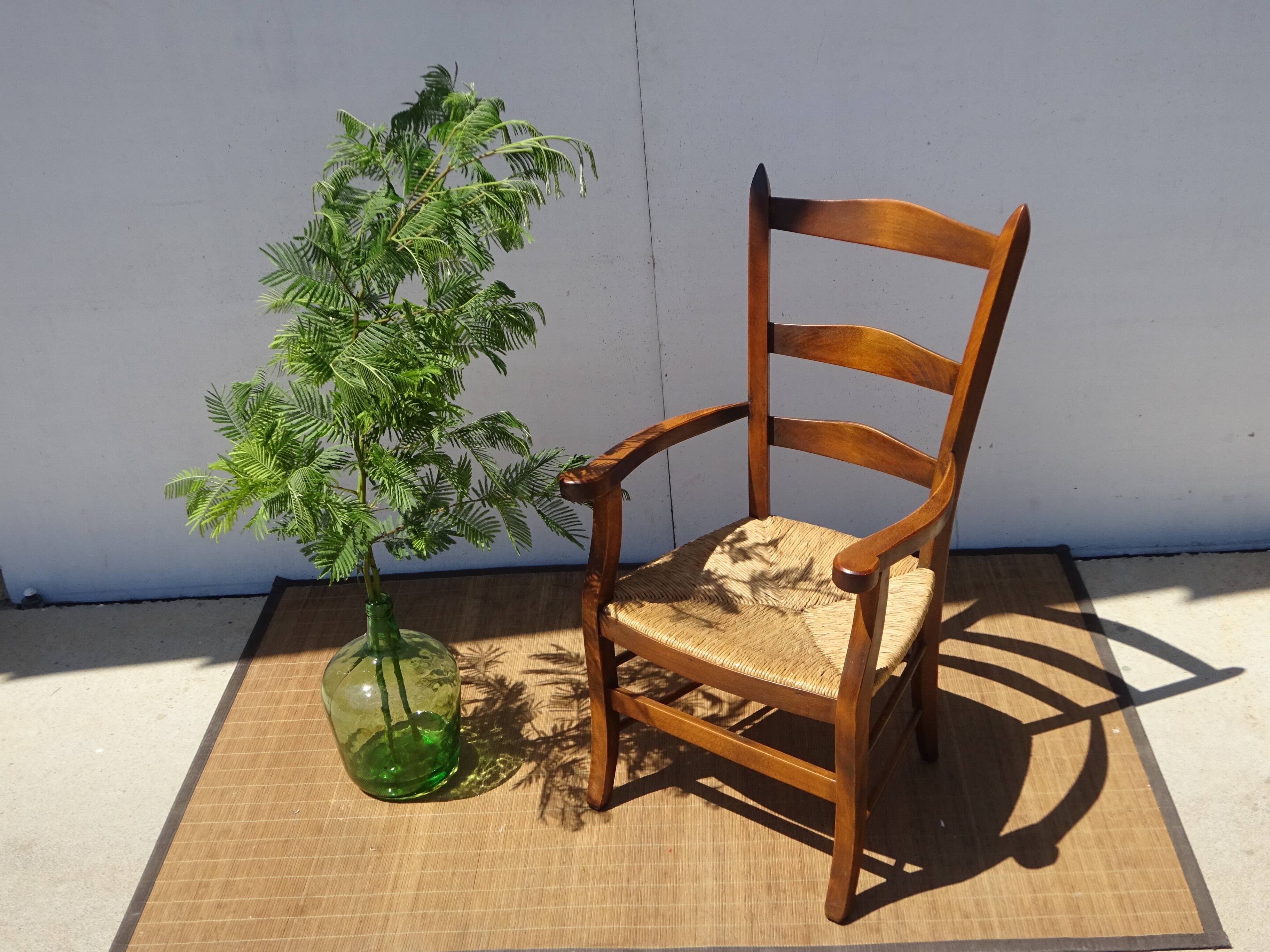 Grandfather's armchair in wood and straw.
