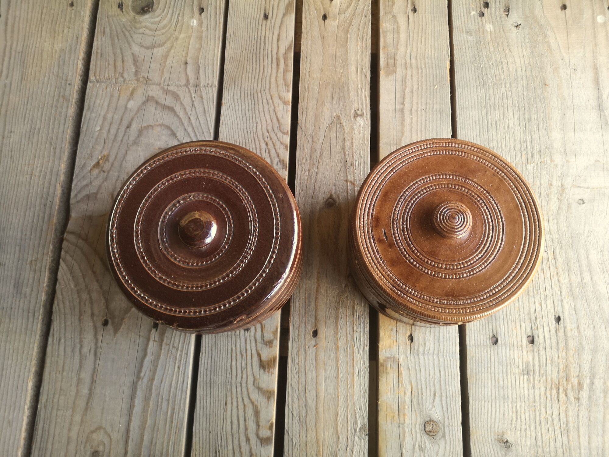 2 decorative sandstone boxes with lid