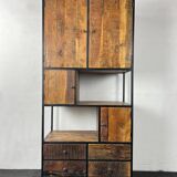 Armoire en bois ancien avec structure en métal noir