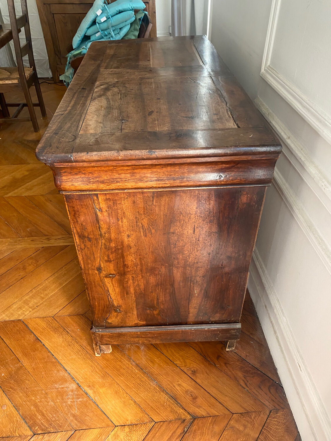 Wooden chest of drawers