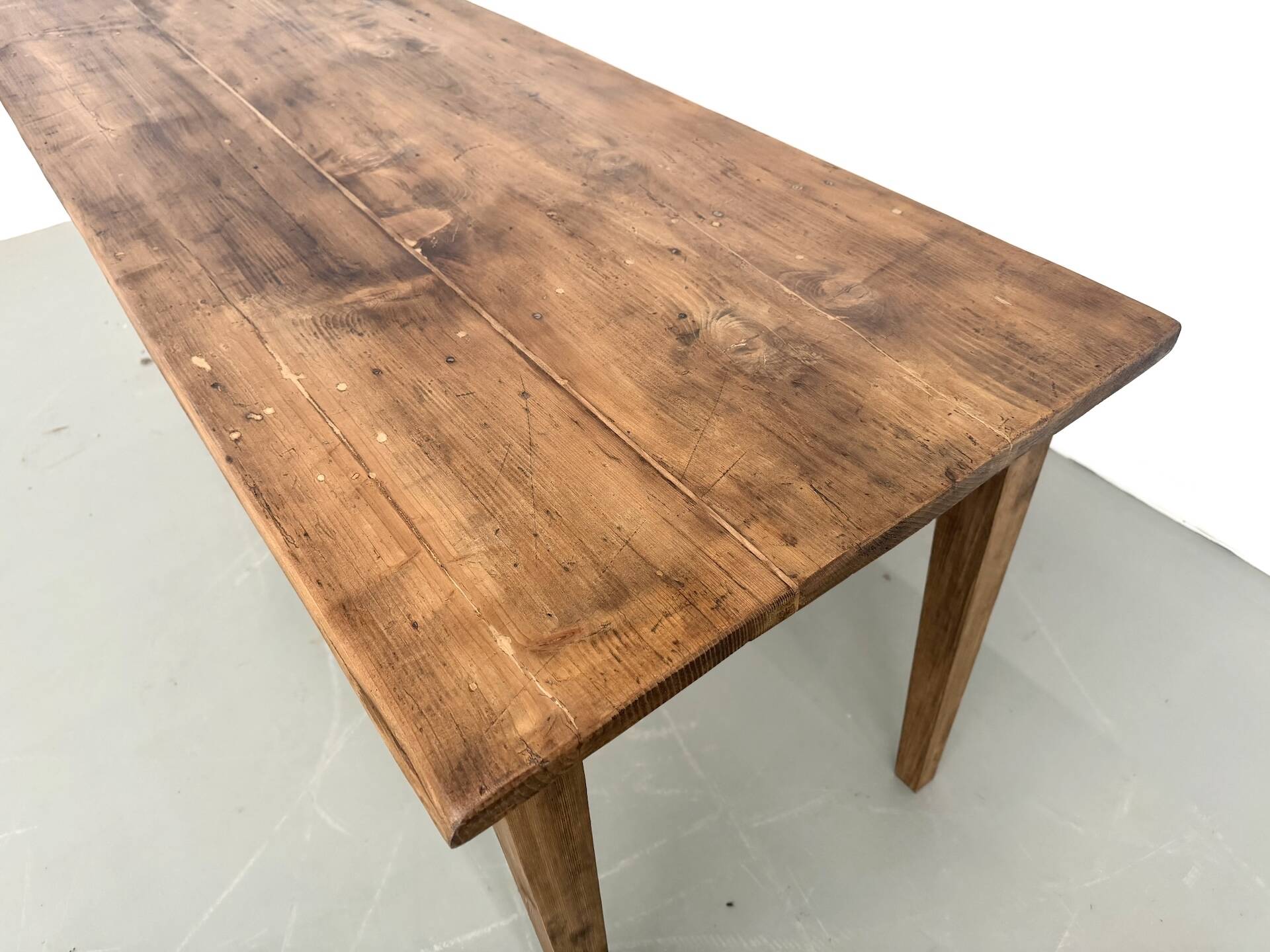 Farm table in pine, tapered legs, 1950s.