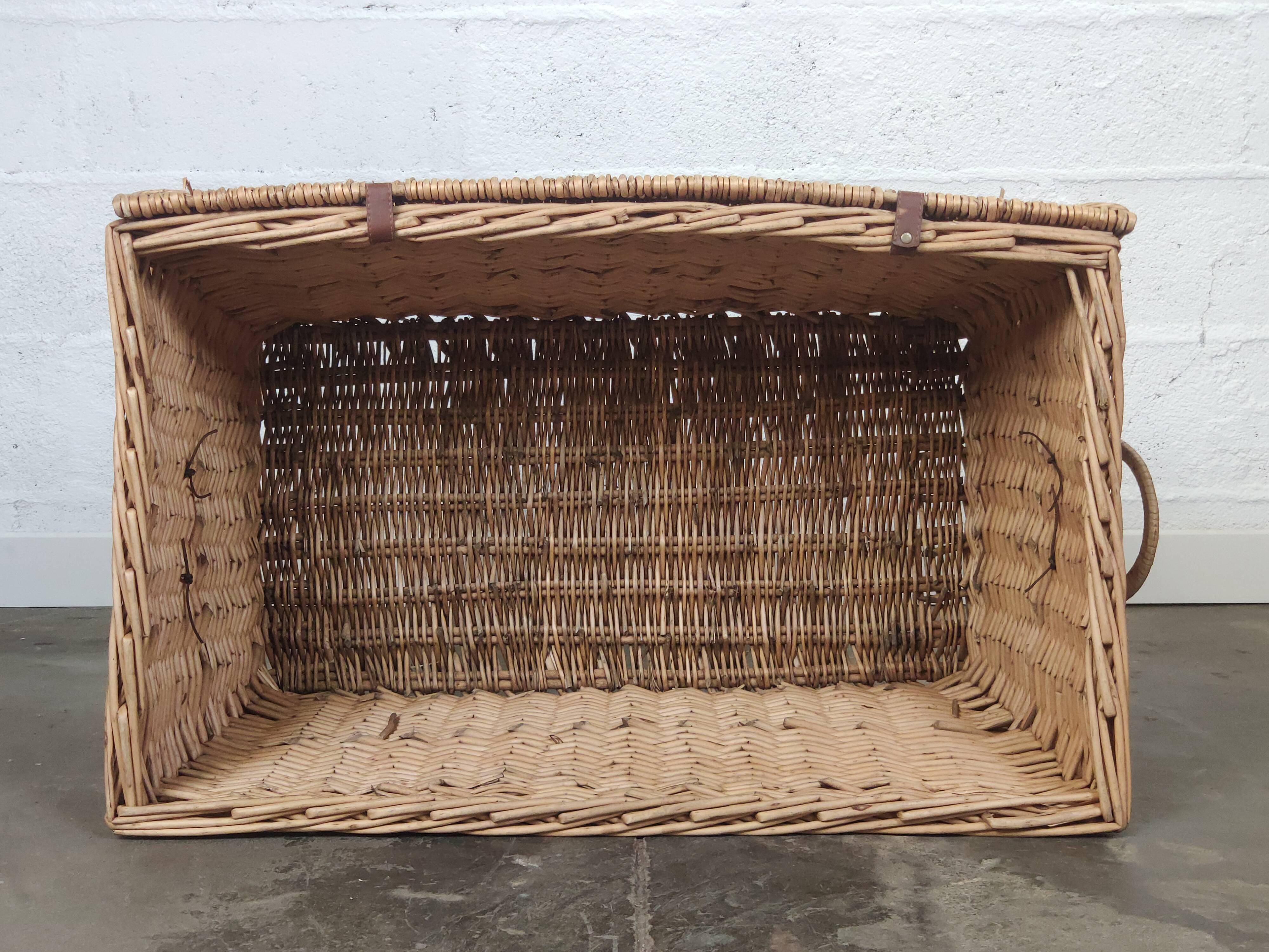 Coffre en osier tressé vintage