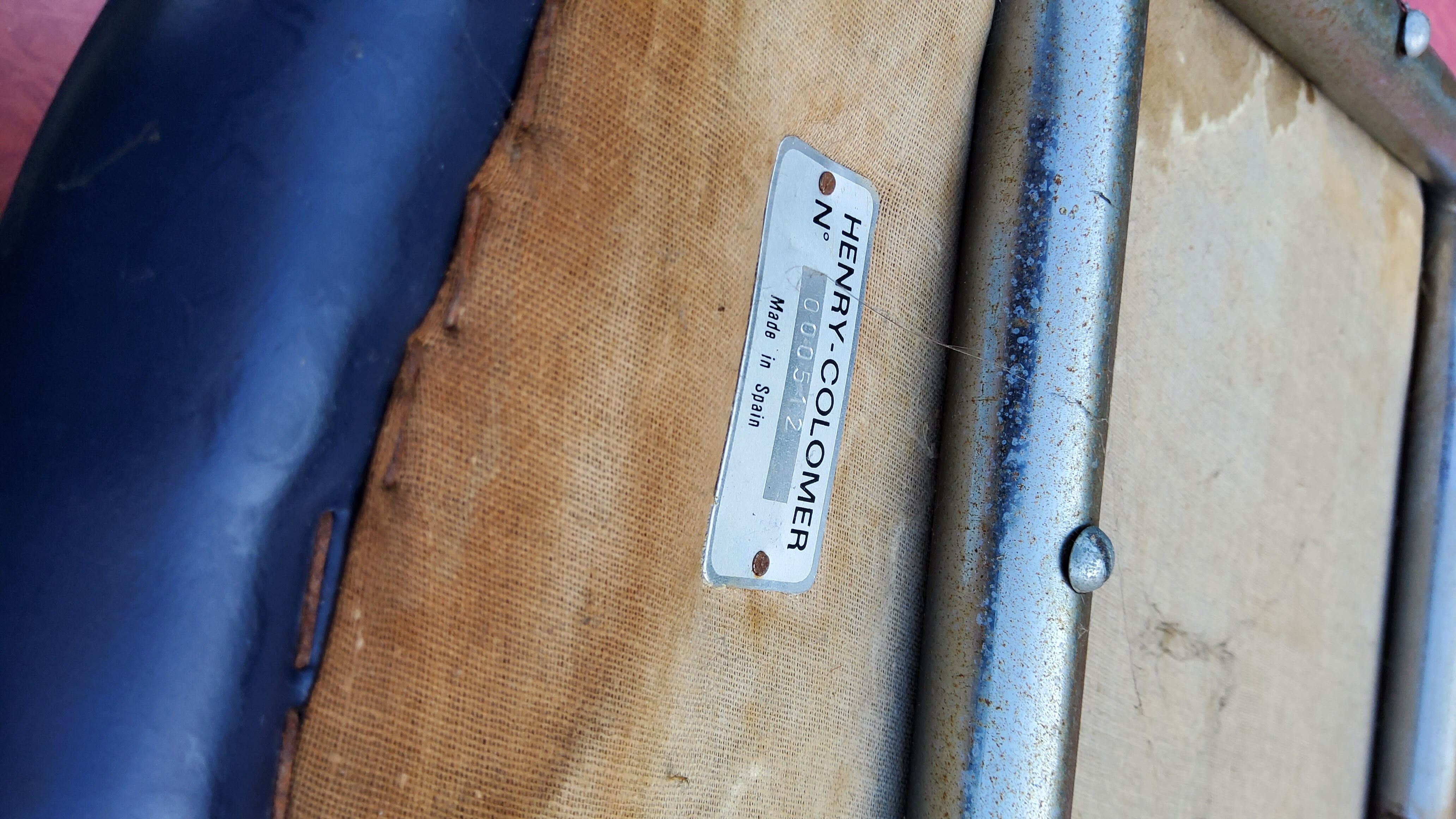 Chaise des années 70 Henry Colomer tubes chromés et skaï bleu marine