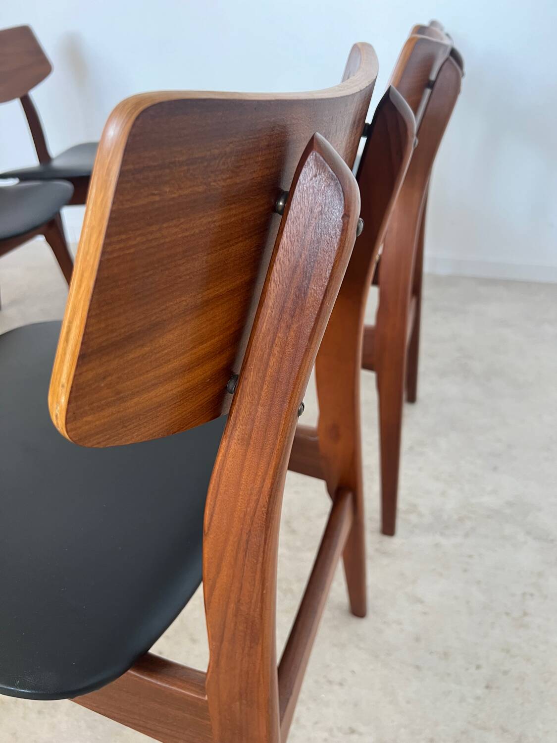 Set of 6 teak and black imitation leather chairs, Scandinavian design from the 70s vintage