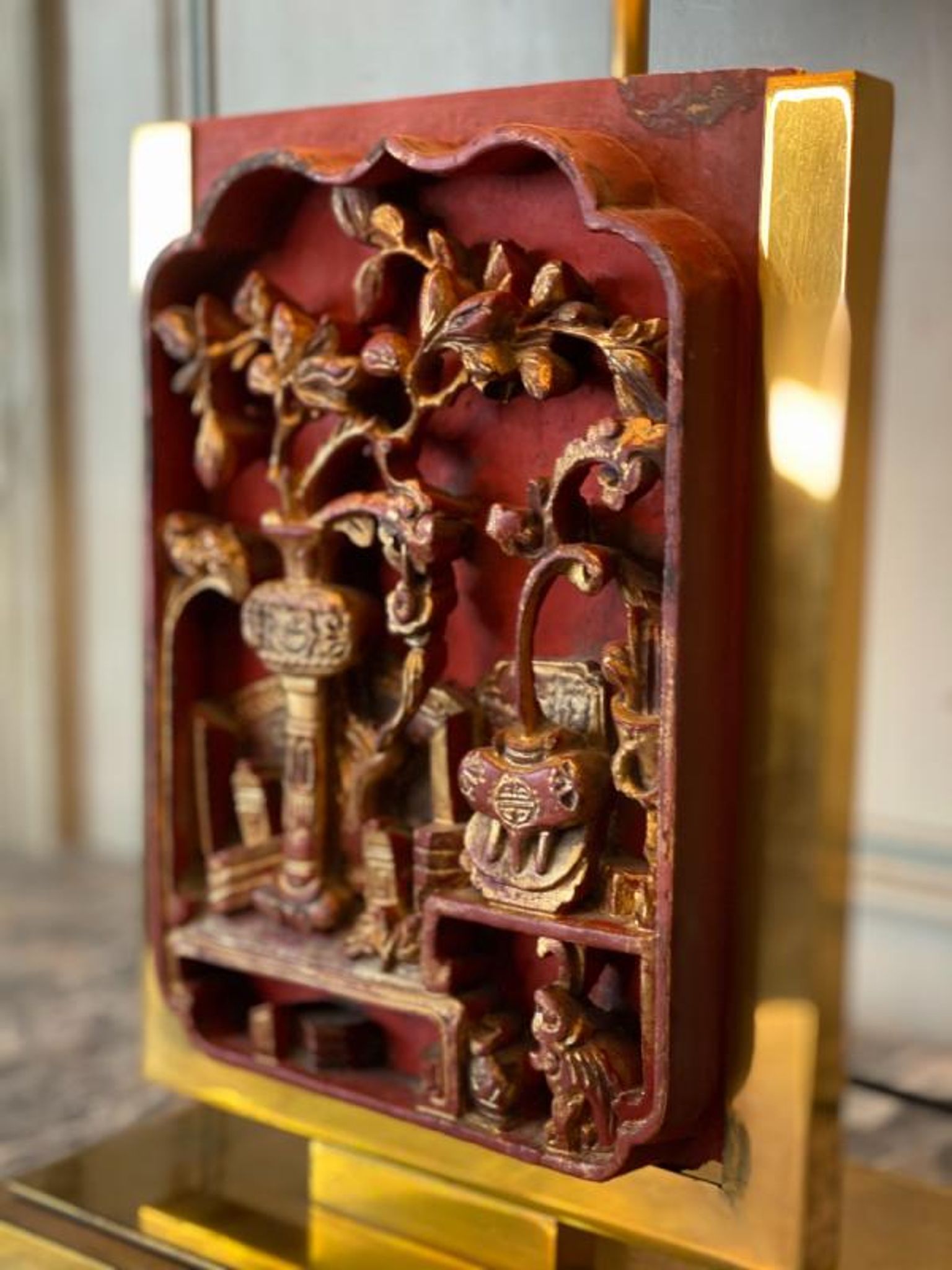 Lampe de table en laiton, plaque de bois laqué et doré chine vers 1980
