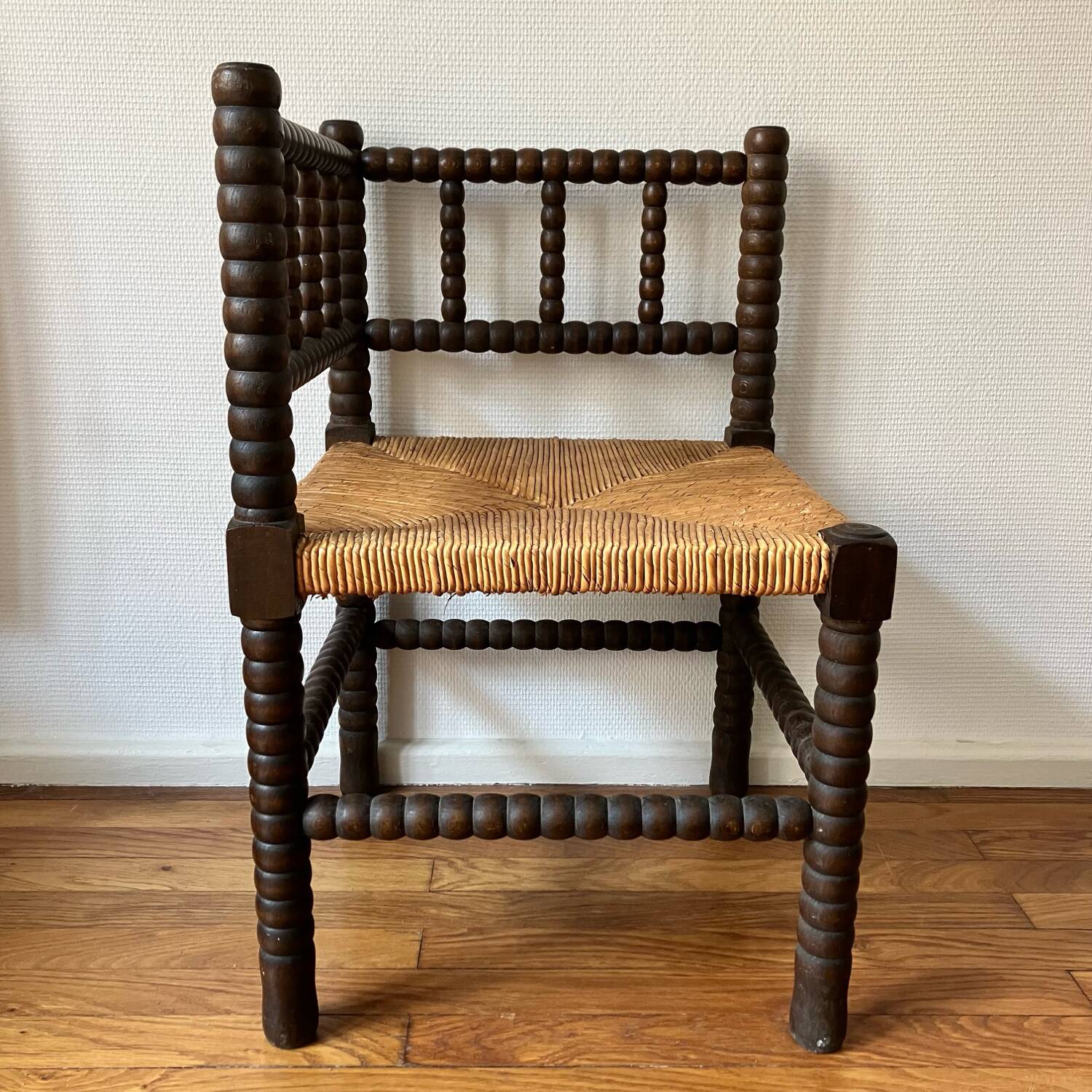 Chaise d’angle en bois tourné et paille