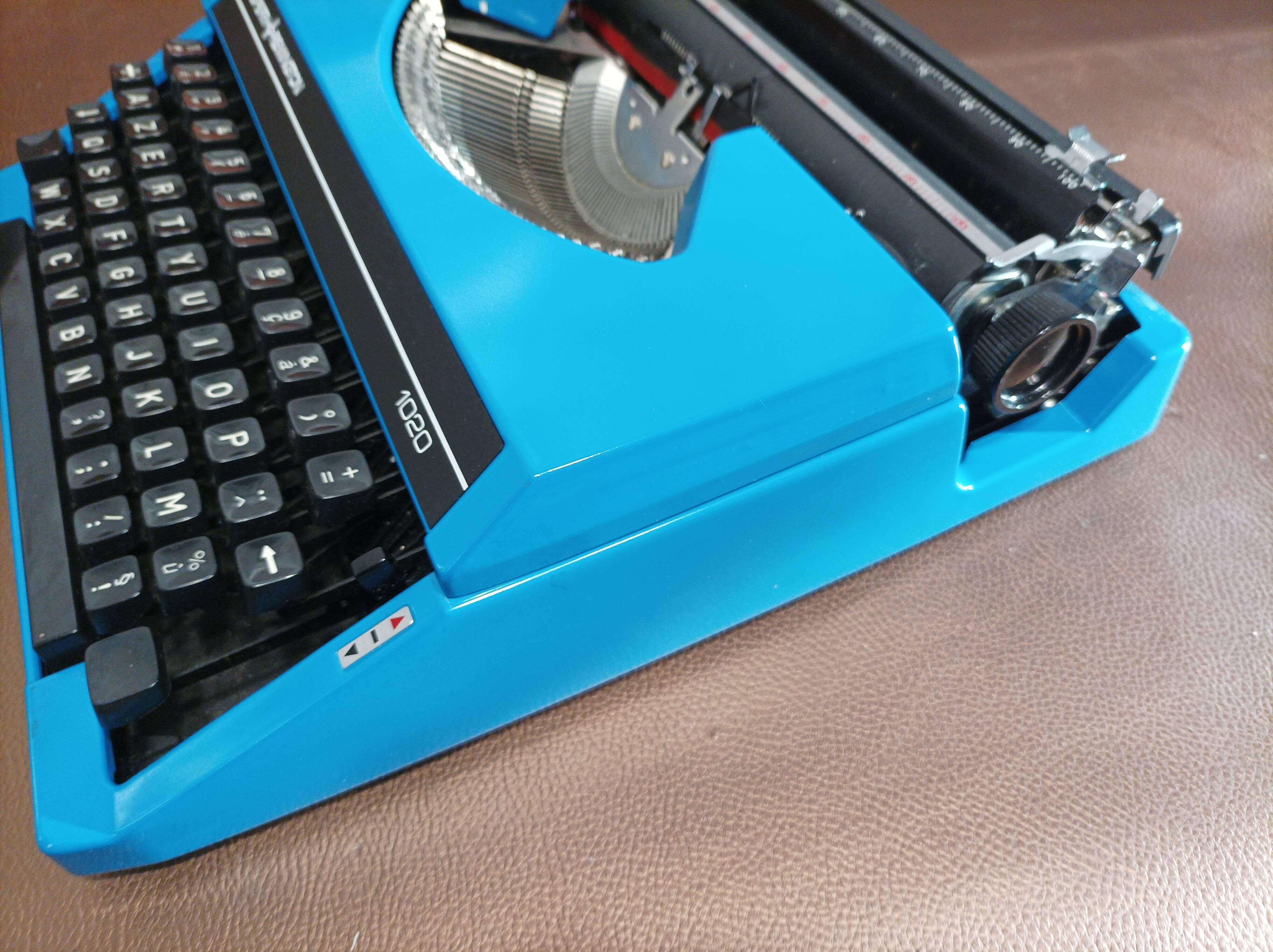 Sperry Remington 1020 deep blue typewriter Perfect condition