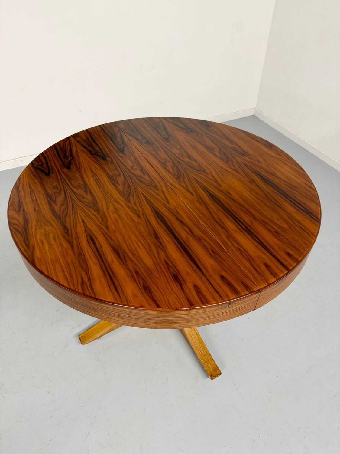 Extendable table with central leg, Italian design by Luigi Bartolini, vintage.