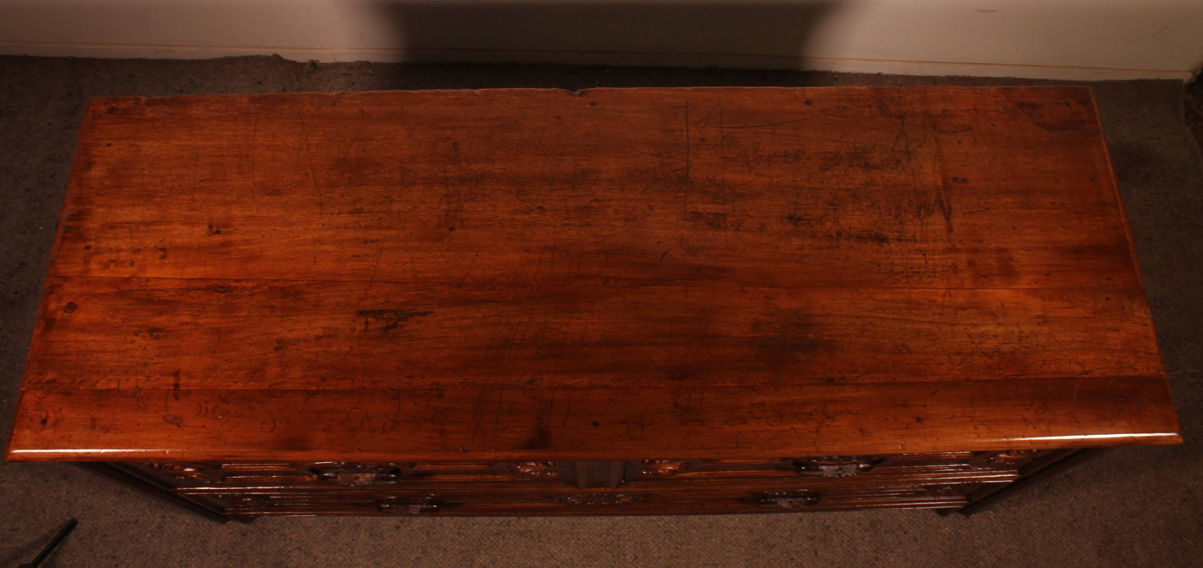 Meuble De Sacristie Renaissance Espagnol En Noyer Circa 1600