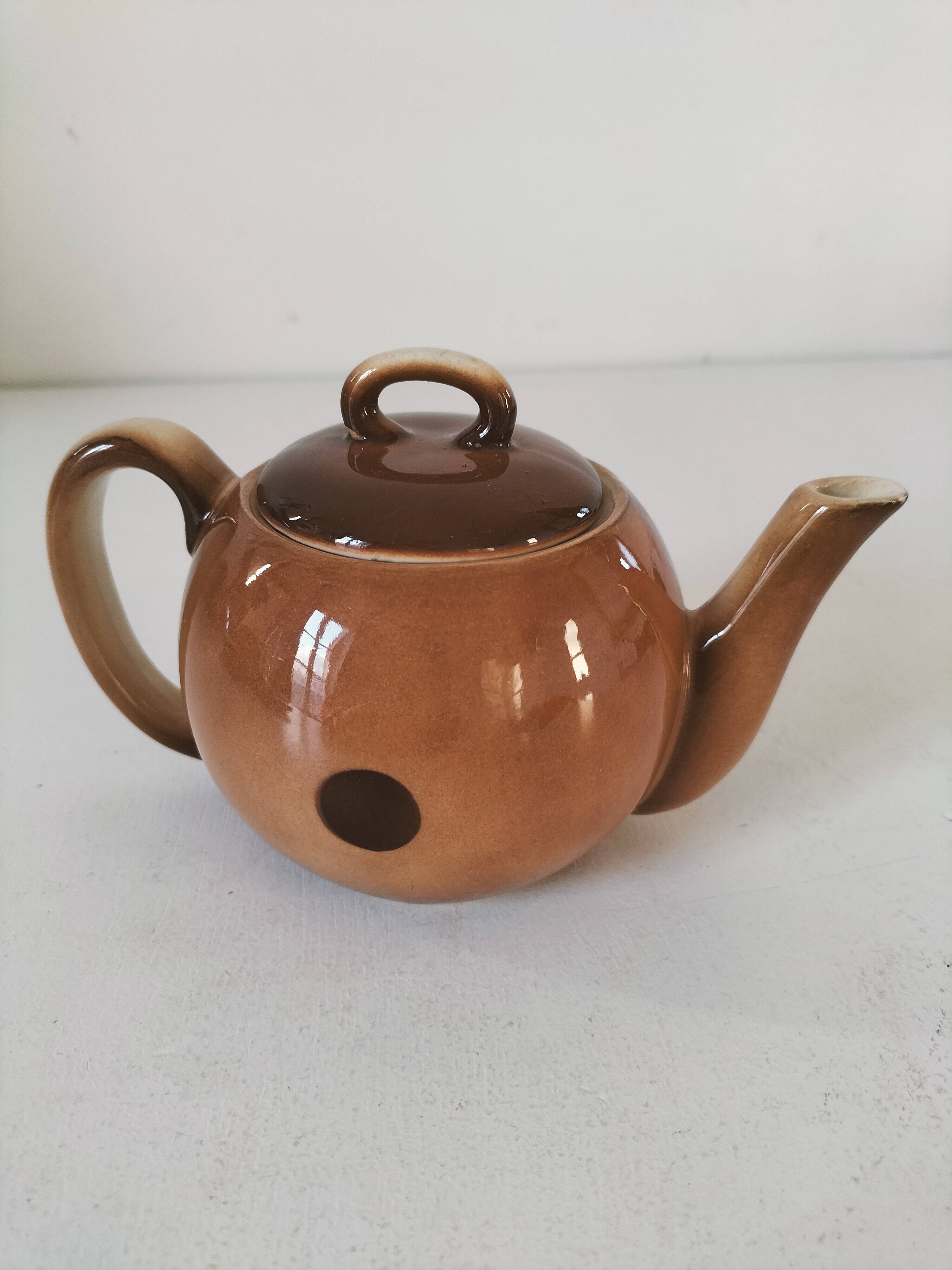 Small graphic selfish teapot in gradient brown – 70s