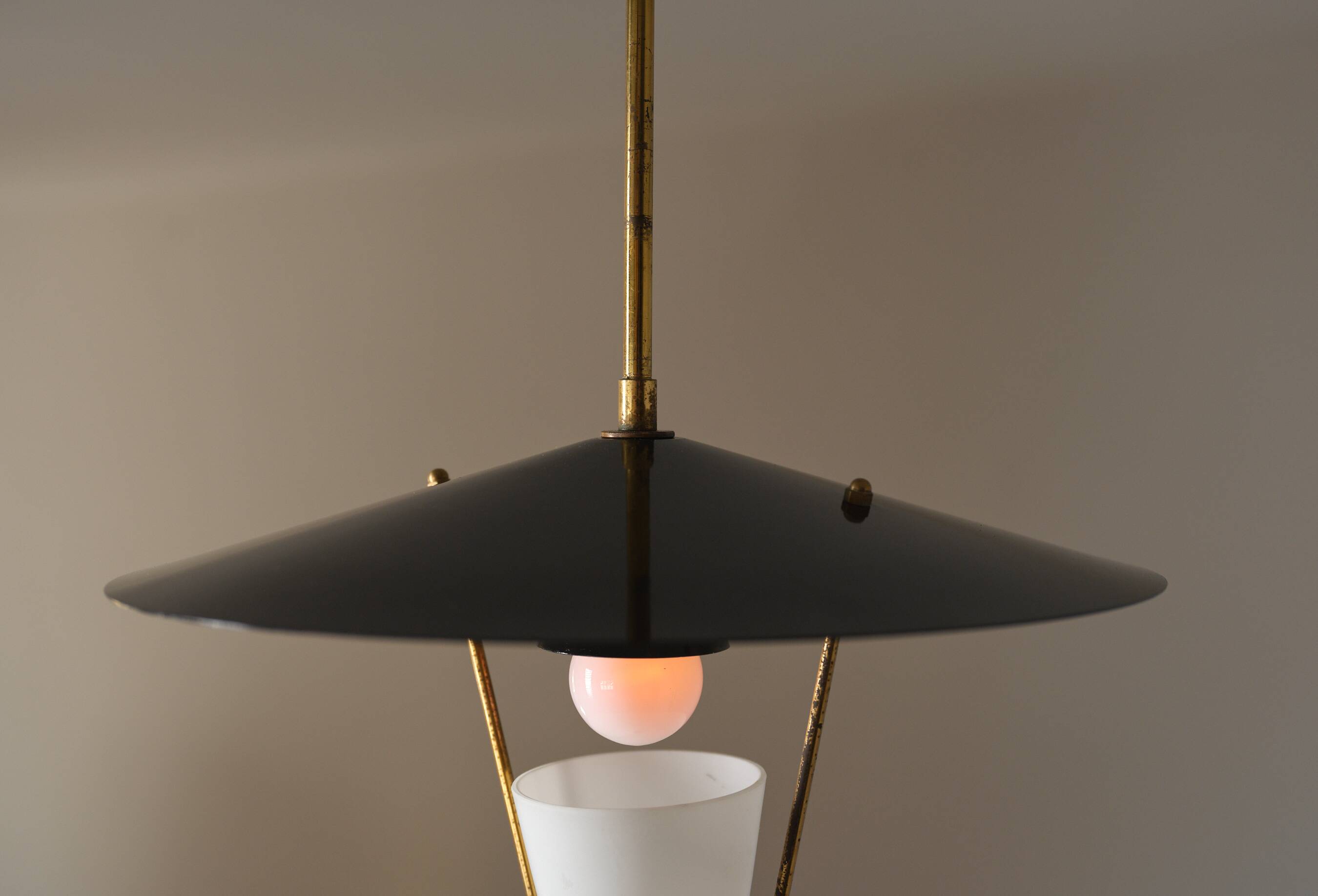 Suspension italienne en laiton et émail noir, attribuée à Stilnovo, années 1950