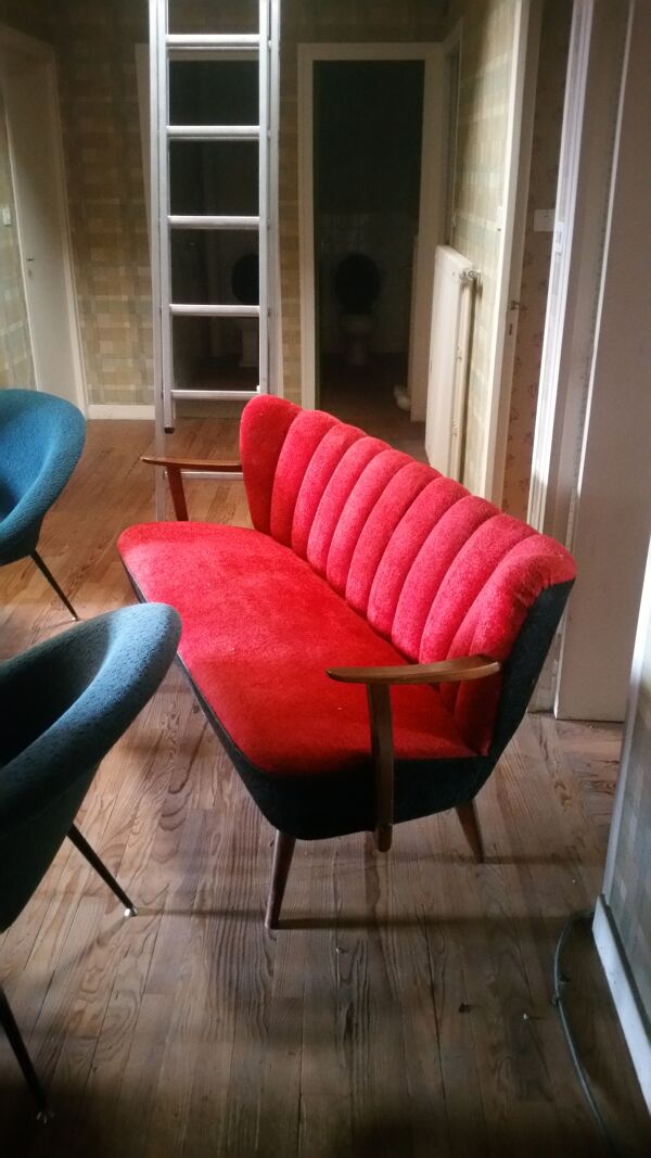 Canapé scandinave rouge bi color années 50 60 peluche rouge noir