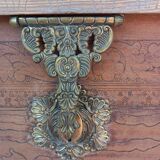 Coffre ancien en bois sculpté