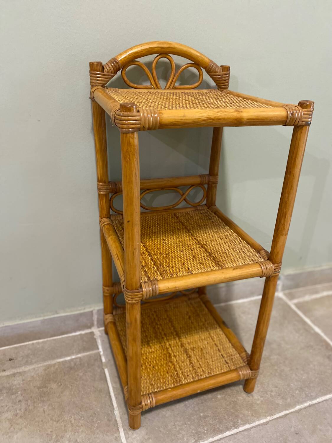 Petite étagère en rotin