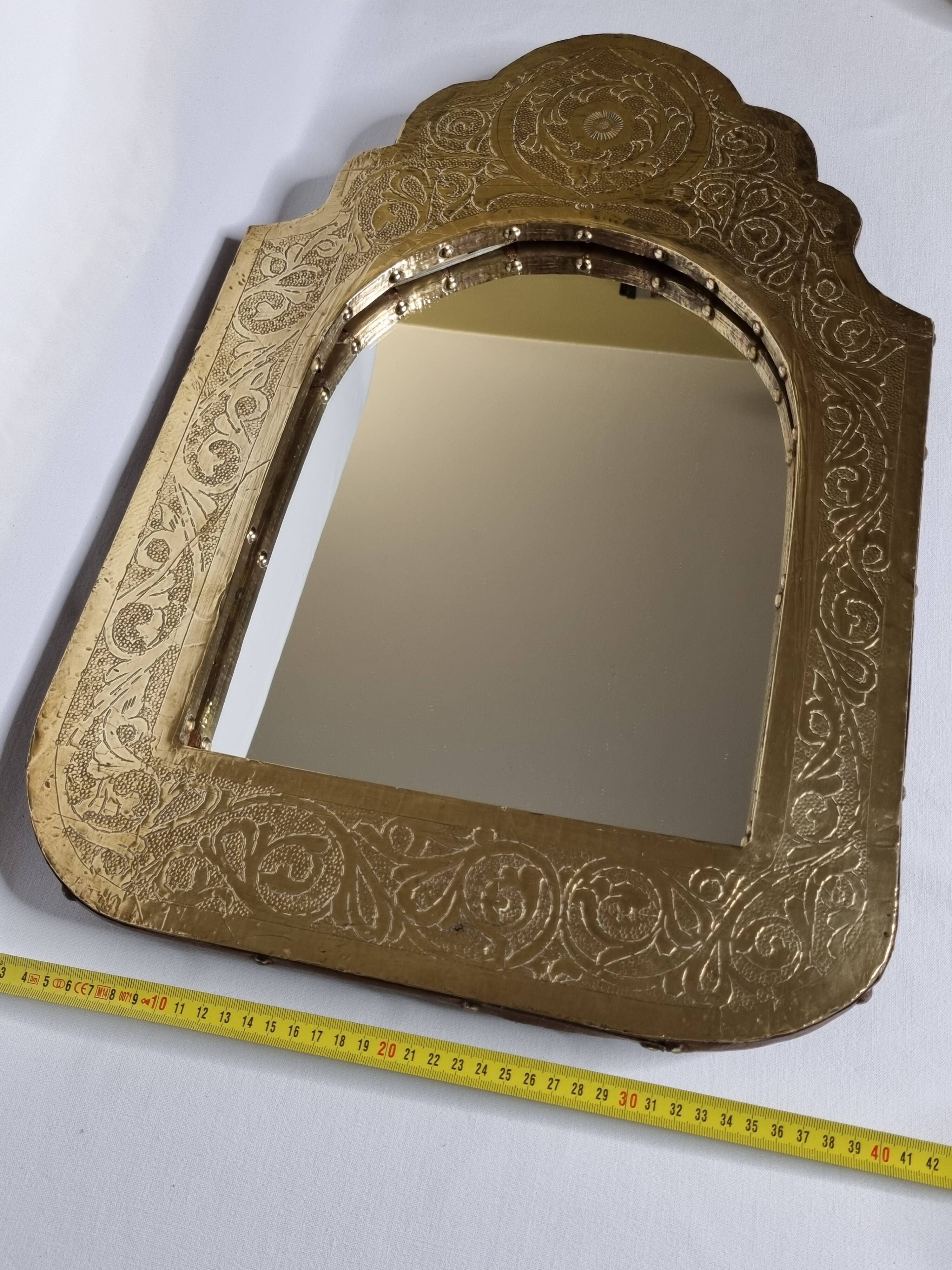 Oriental mirror in wood and hammered brass in the shape of an arch, plant decor, 52 cm