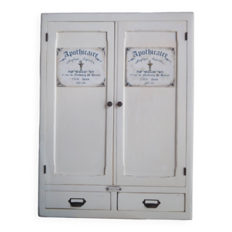 Armoire à pharmacie
