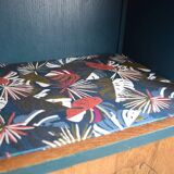 Exotic chic table and its matching lamp