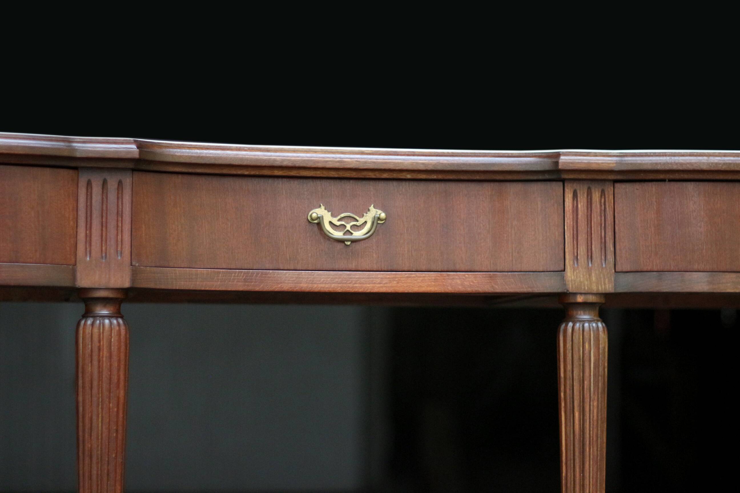 Superb mahogany and marble console table (early 20th century).