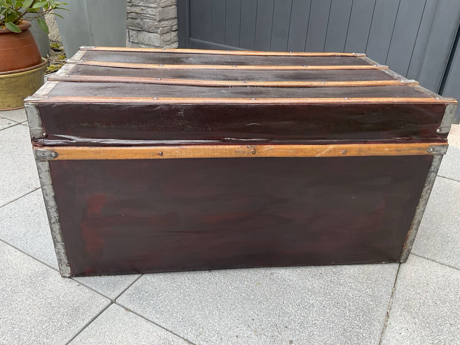 Splendid trunk from the end of the 19th century, old leather look, completely renovated
