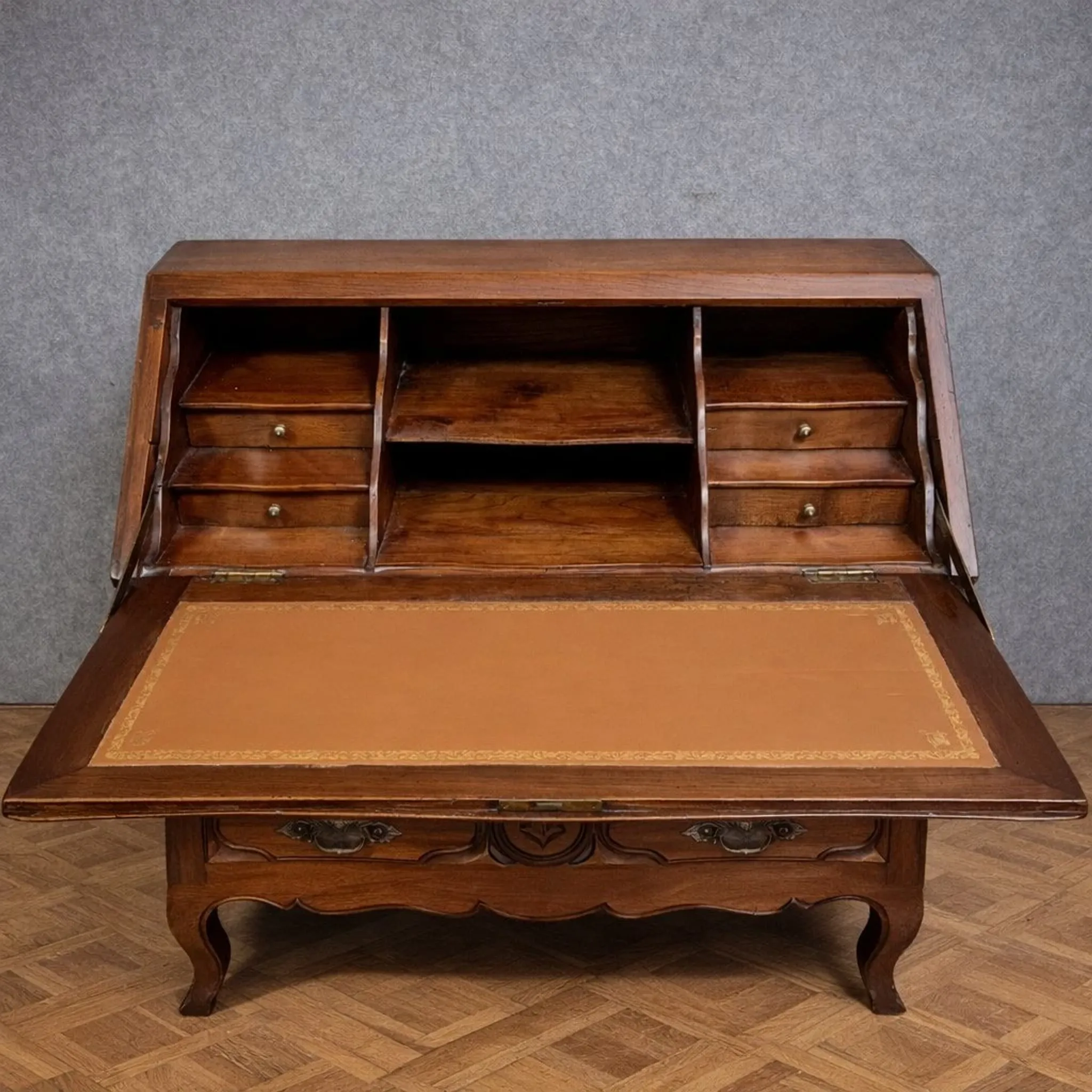 Commode Scriban ancien en bois massif – Style Louis XV