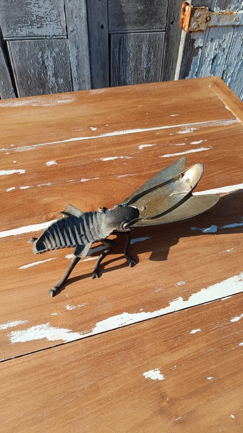 Metal fly ashtray