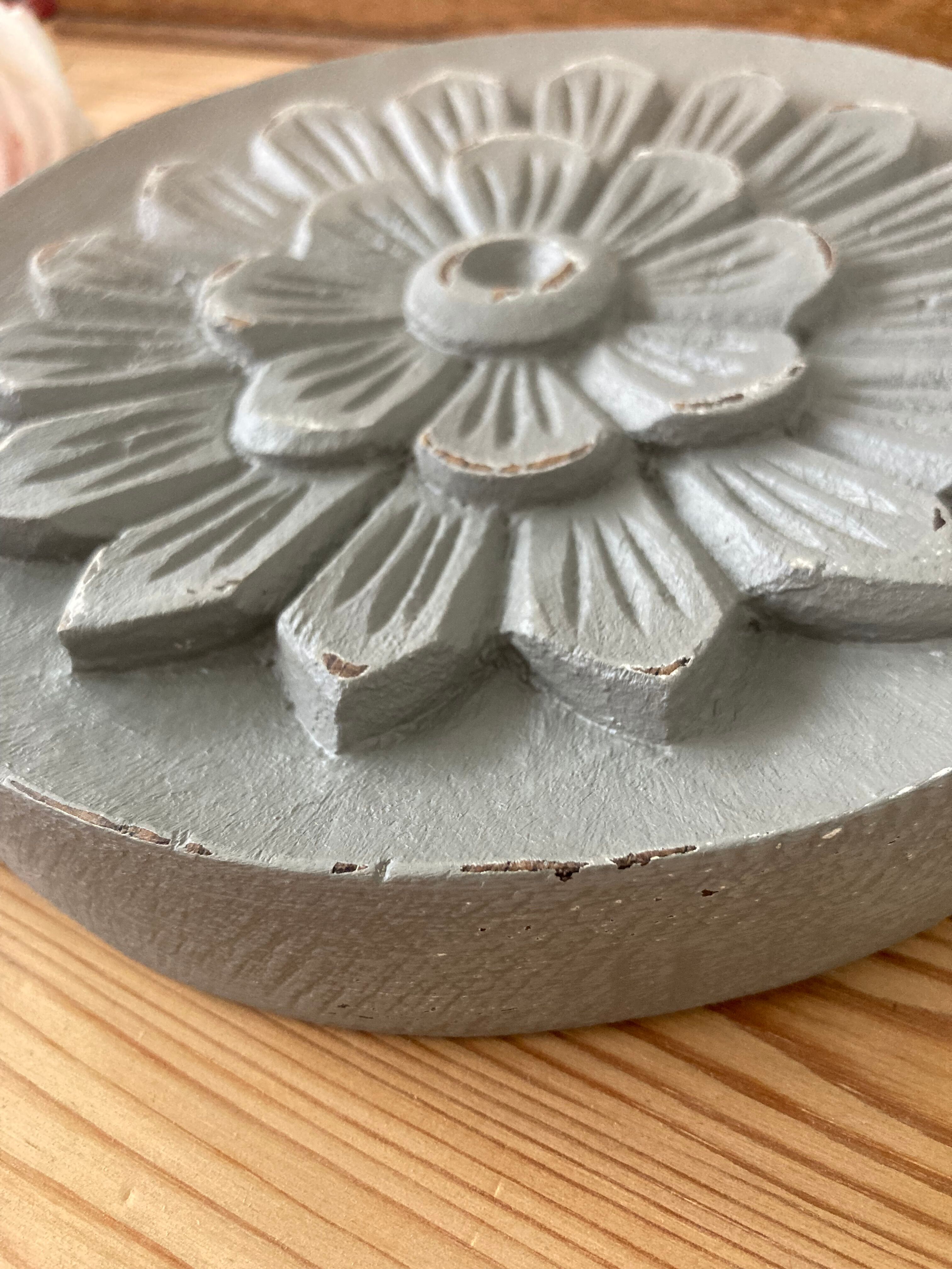 Rondel en bois sculpté patiné