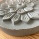 Rondel en bois sculpté patiné