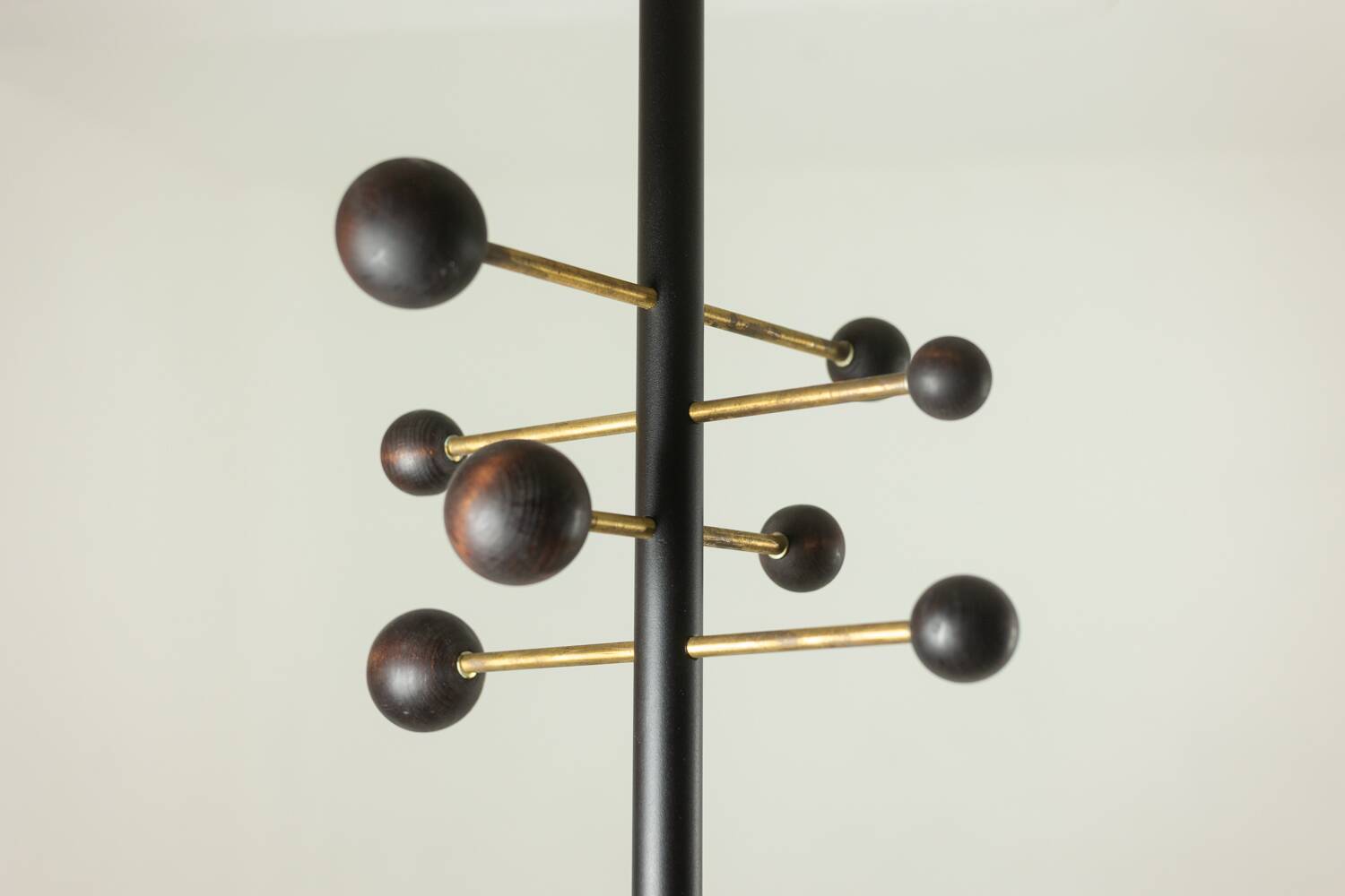 Portemanteau du sol au plafond en métal laqué et laiton. Contemporain.