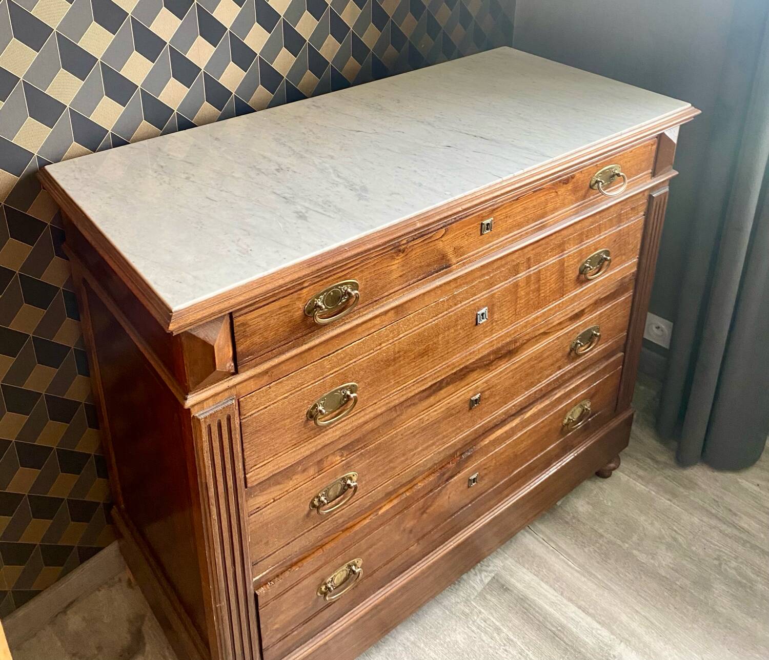 Louis Philippe antique chest of drawers with 4 drawers and a white marble top.