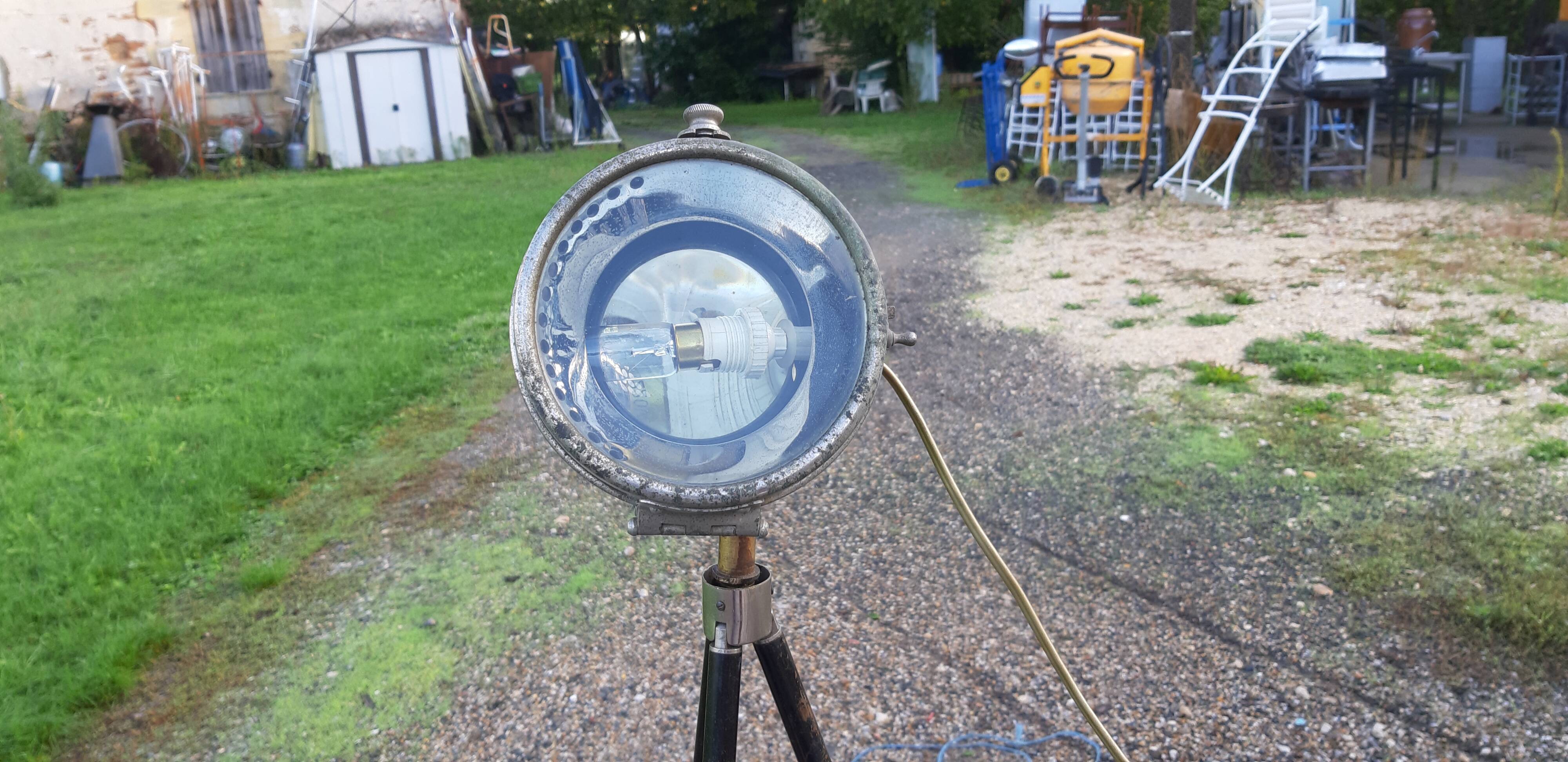 Lampe industrielle sur pied